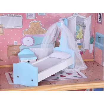 pokój jadalny z drewnianym stołem i krzesłami w domku dla lalek