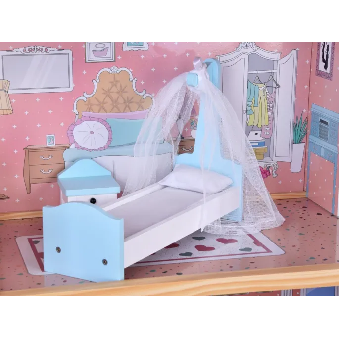 pokój jadalny z drewnianym stołem i krzesłami w domku dla lalek