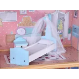 pokój jadalny z drewnianym stołem i krzesłami w domku dla lalek