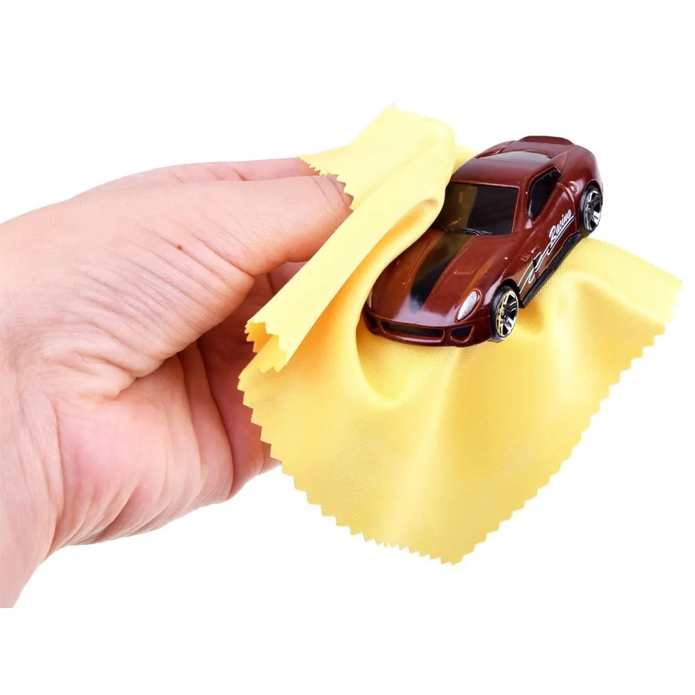 metalowe samochody ustawione przed wejściem do myjni piętrowej