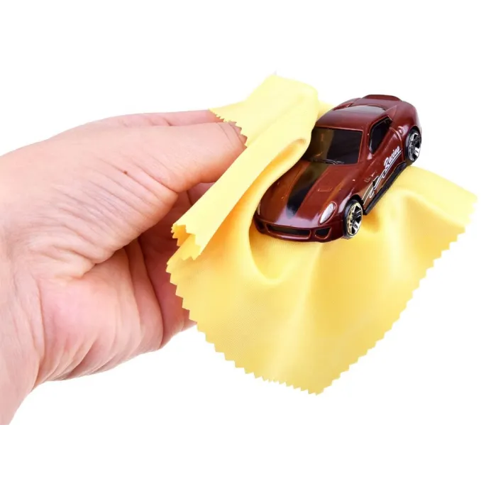 metalowe samochody ustawione przed wejściem do myjni piętrowej