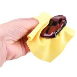 metalowe samochody ustawione przed wejściem do myjni piętrowej