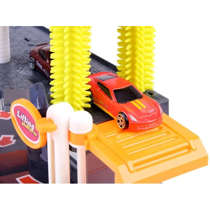 ścierka do osuszania pojazdów obok zestawu do mycia autek