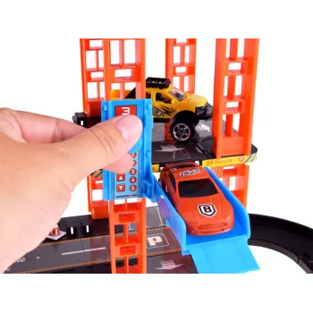 fragment spiralnych tras zjazdowych i poruszające się autka