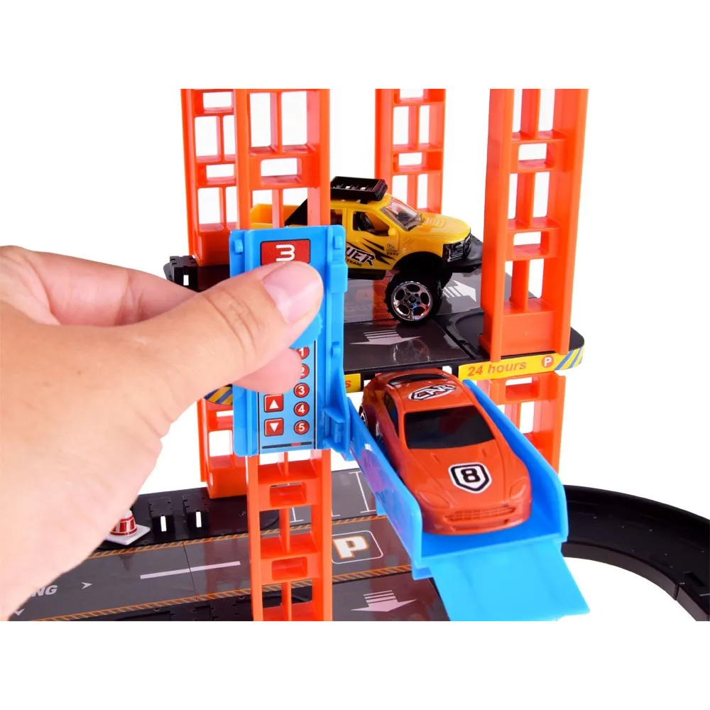 fragment spiralnych tras zjazdowych i poruszające się autka