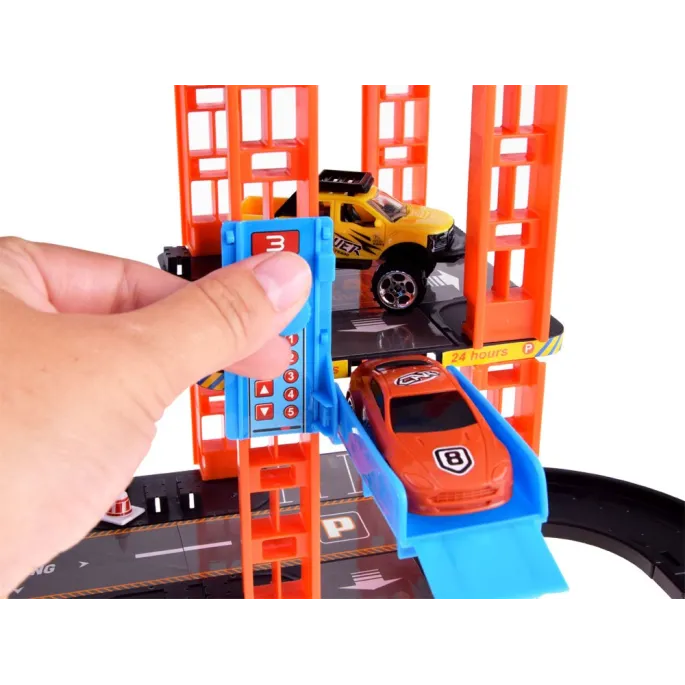 fragment spiralnych tras zjazdowych i poruszające się autka