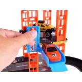 fragment spiralnych tras zjazdowych i poruszające się autka