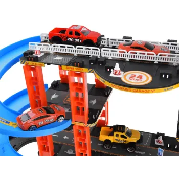 parking piętrowy z widoczną windą do transportu resoraków