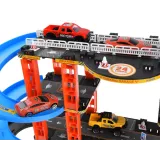 parking piętrowy z widoczną windą do transportu resoraków