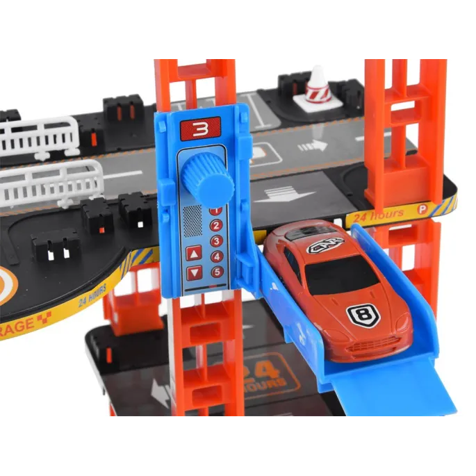 cztery różnokolorowe samochodziki na różnych poziomach parkingu