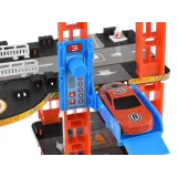 cztery różnokolorowe samochodziki na różnych poziomach parkingu