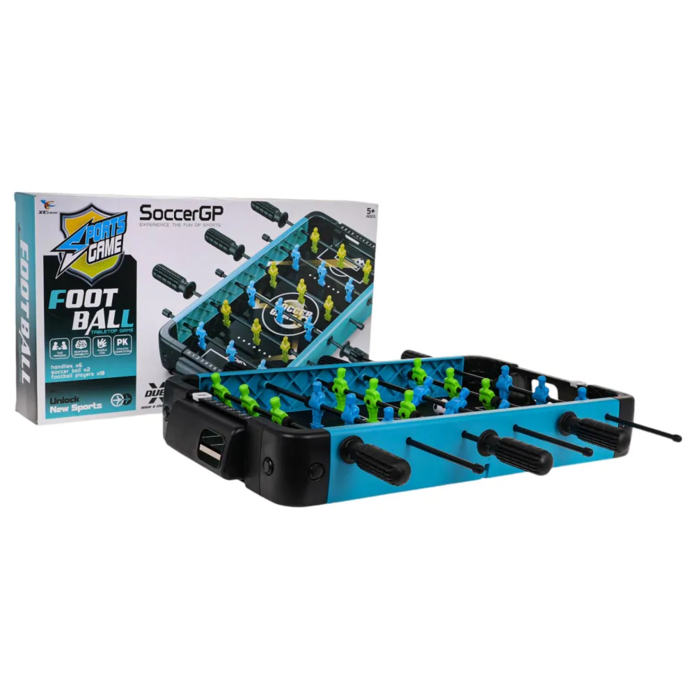 zbliżenie na obracane uchwyty piłkarzyków i manualny licznik punktów