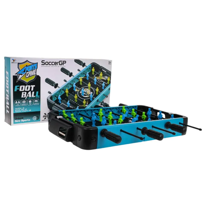 zbliżenie na obracane uchwyty piłkarzyków i manualny licznik punktów