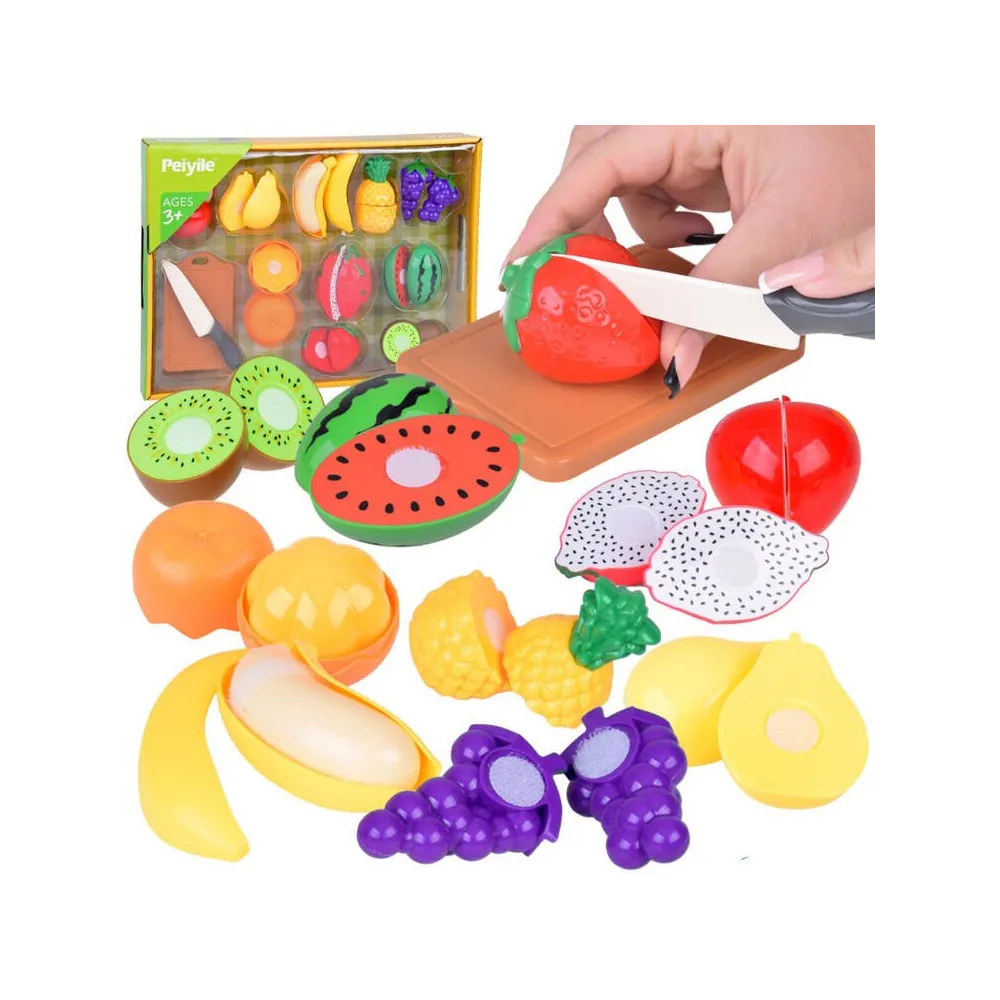 zestaw plastikowych owoców na desce do krojenia dla dzieci