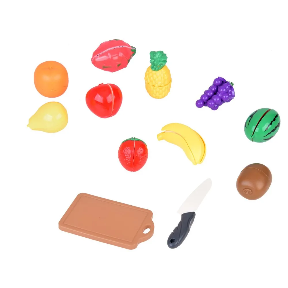 owoc ananas z rzepami przygotowany do krojenia na pół