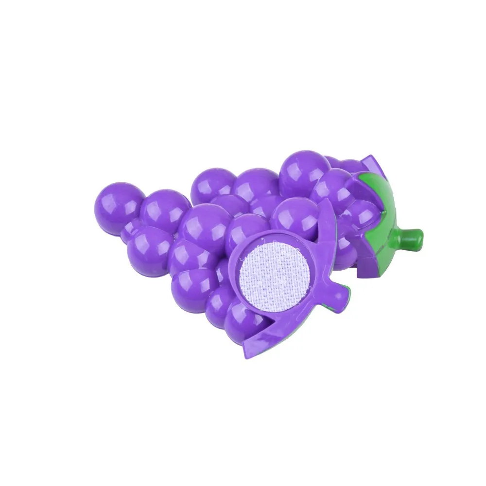 różnorodne owoce plastikowe rozłożone na stole podczas zabawy