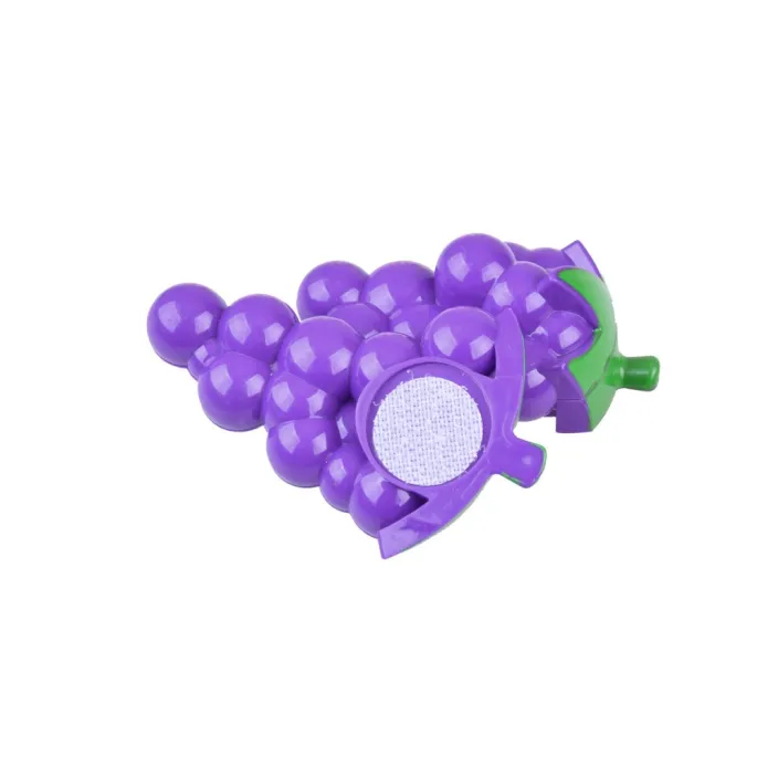 różnorodne owoce plastikowe rozłożone na stole podczas zabawy