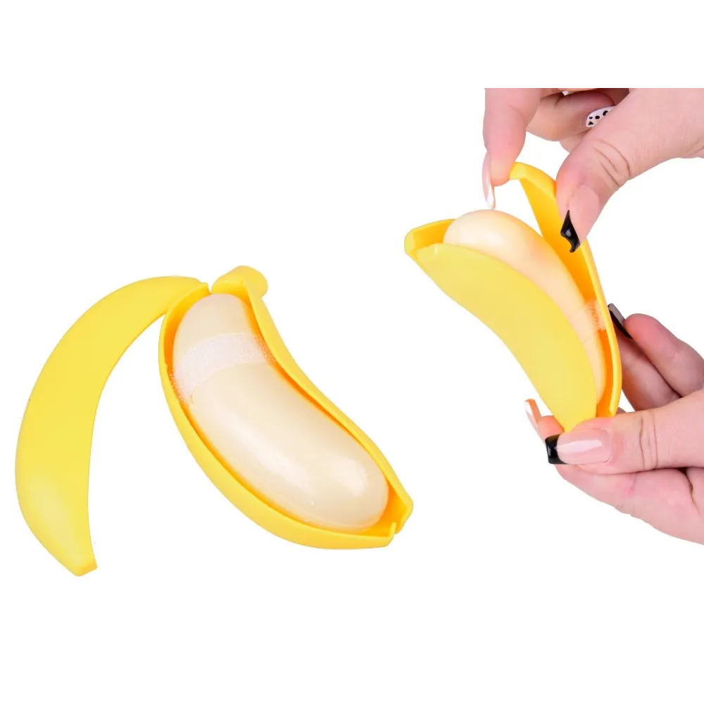 widoczne akcesoria do krojenia: deska, nóż oraz wybrane owoce