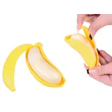 widoczne akcesoria do krojenia: deska, nóż oraz wybrane owoce