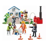 Zbliżenie na figurkę strażaka z zestawu Playmobil podczas akcji