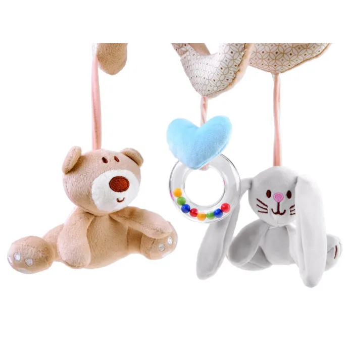 zbliżenie na zawieszki misia, króliczka i kółko z koralikami