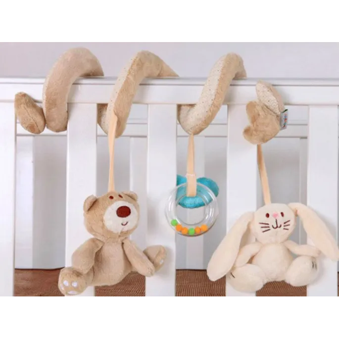 spirala pluszowa zamontowana na łóżeczku dla niemowląt