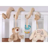 spirala pluszowa zamontowana na łóżeczku dla niemowląt