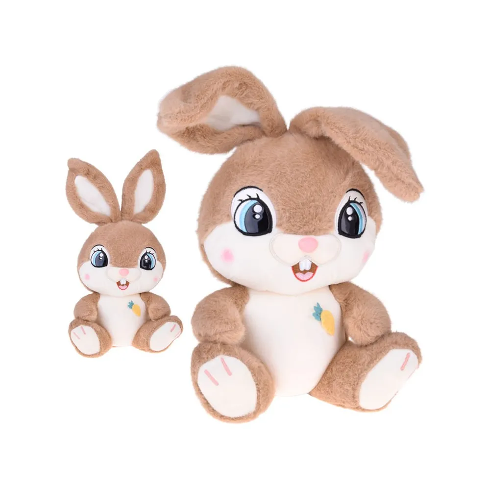 pluszowy królik karmelek z marchewką na tle białym