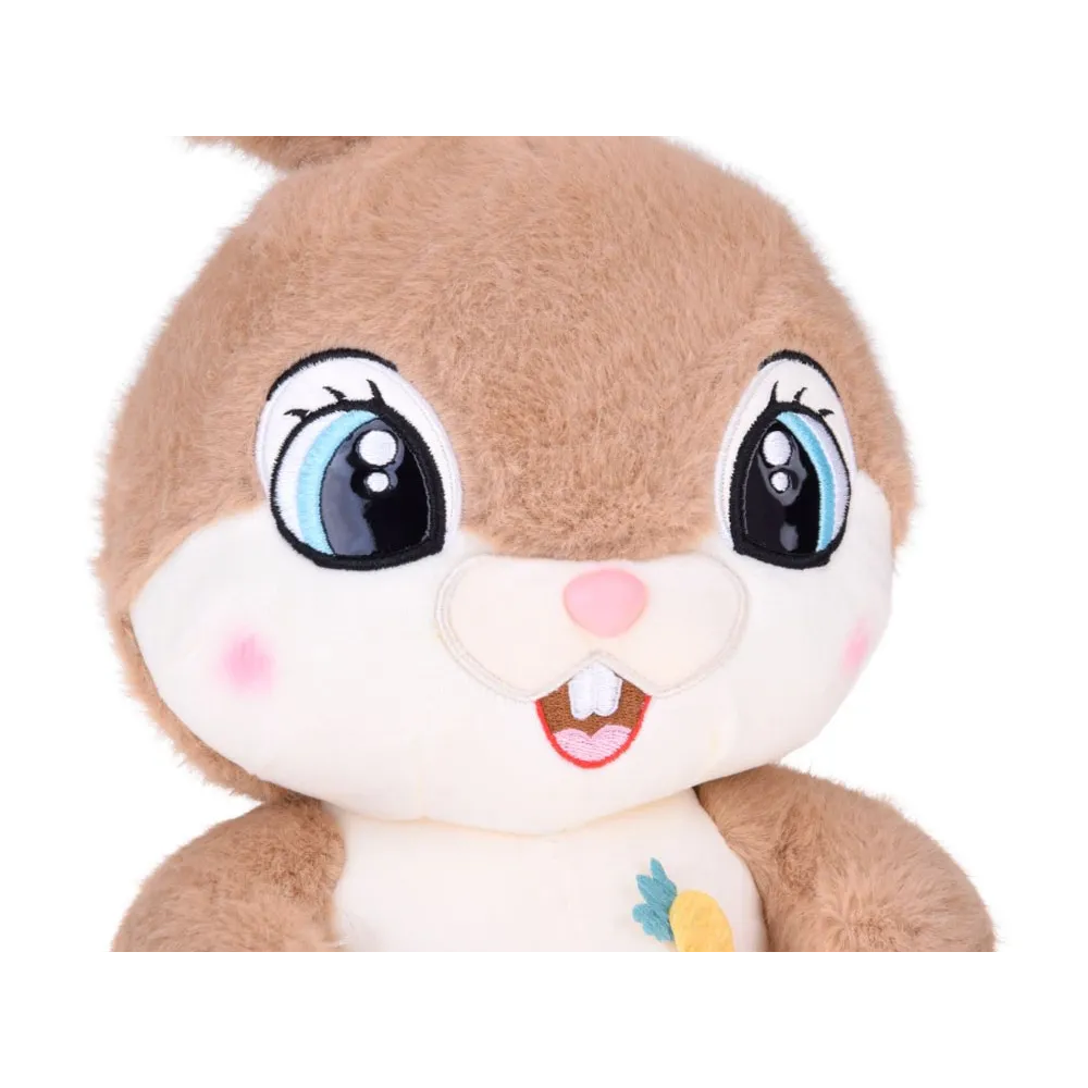 kremowy brzuszek pluszowego królika z kolorową marchewką