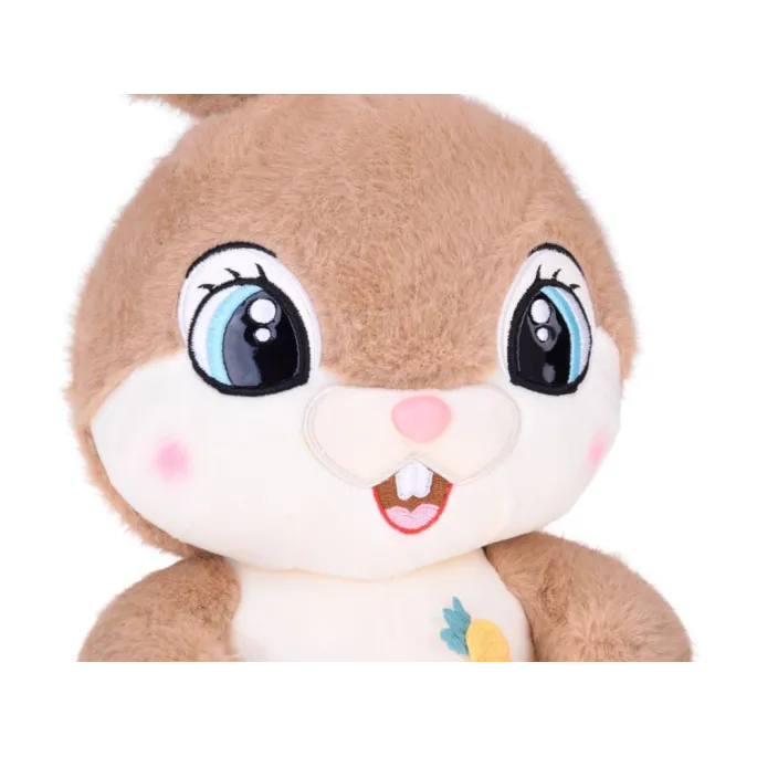 kremowy brzuszek pluszowego królika z kolorową marchewką