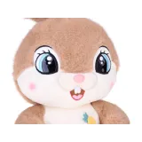 kremowy brzuszek pluszowego królika z kolorową marchewką