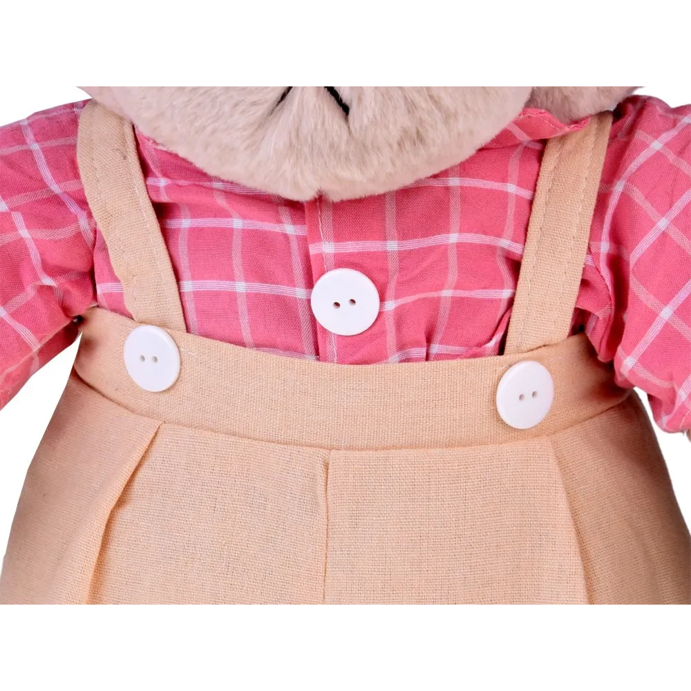 pluszowy miś filip trzymany w rękach, prezentacja tkaniny