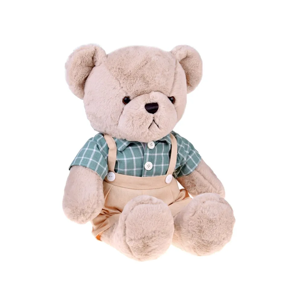 Beżowy pluszowy miś Franek w zielonej koszuli na tle białym