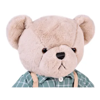 Zbliżenie na zieloną koszulę w kratkę oraz jasne spodenki misia Franka