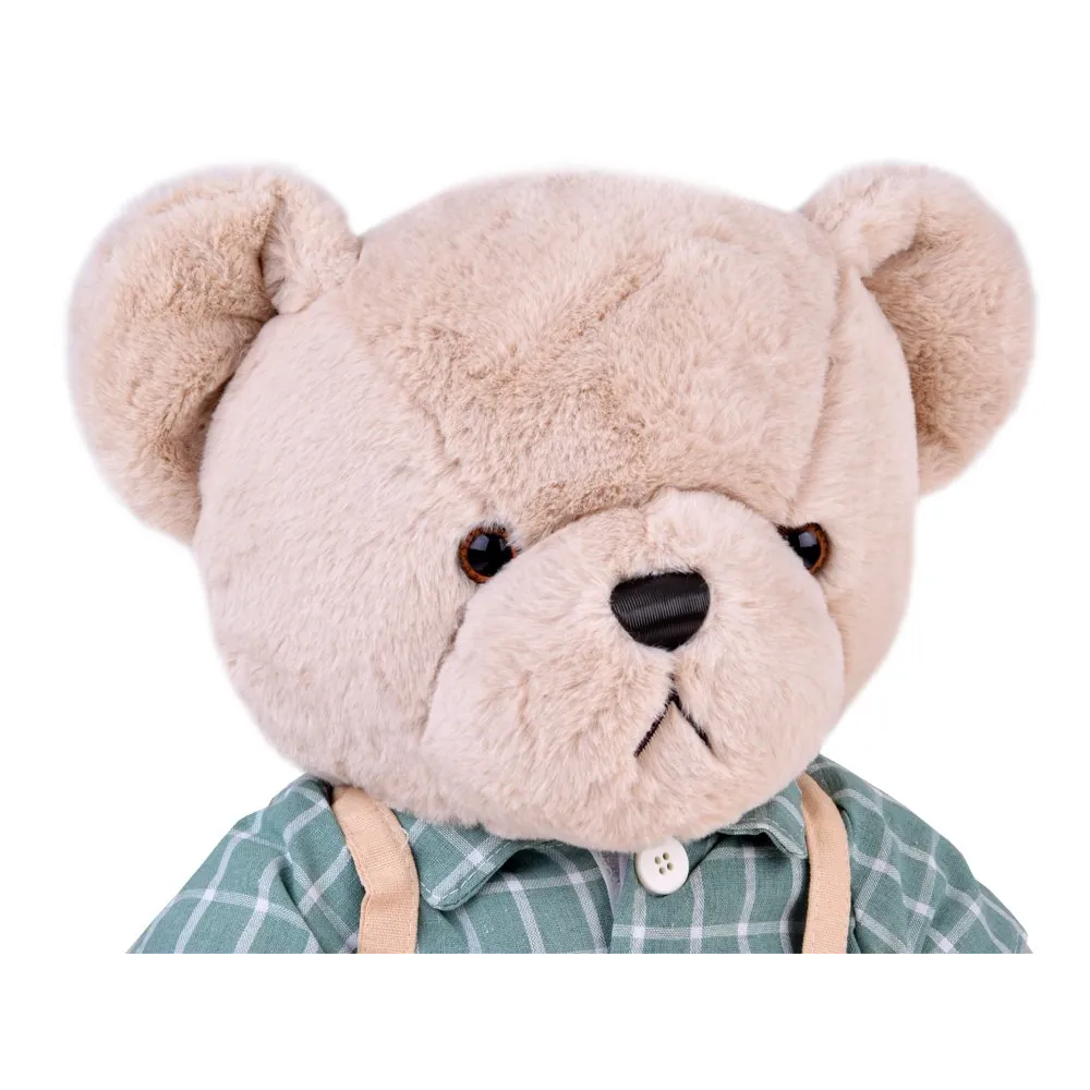 Zbliżenie na zieloną koszulę w kratkę oraz jasne spodenki misia Franka