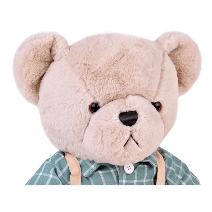 Zbliżenie na zieloną koszulę w kratkę oraz jasne spodenki misia Franka