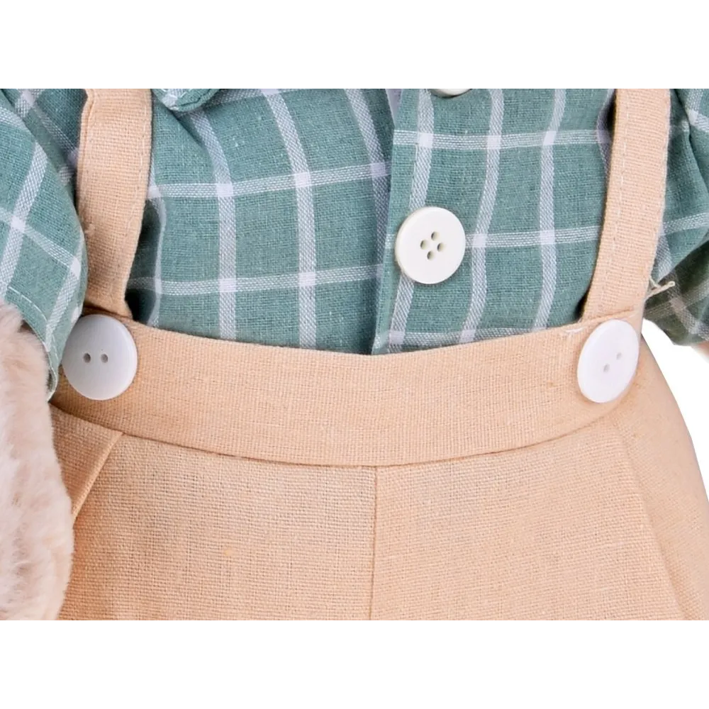 Detal ubranka z rzepami i ozdobnymi guziczkami pluszowego misia