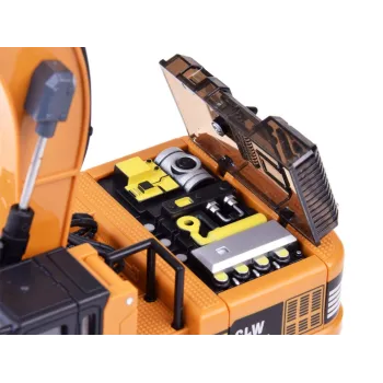 Koparka samochód przygotowana do transportu ładunku na budowie