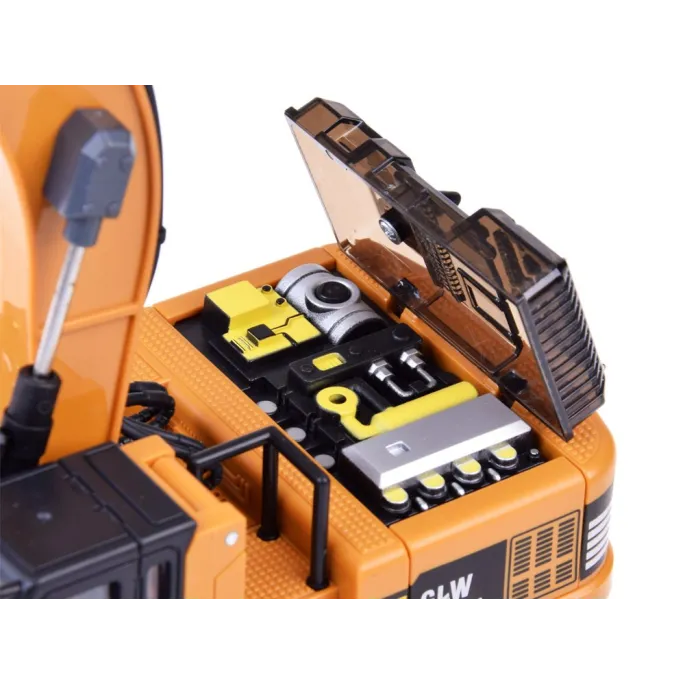 Koparka samochód przygotowana do transportu ładunku na budowie