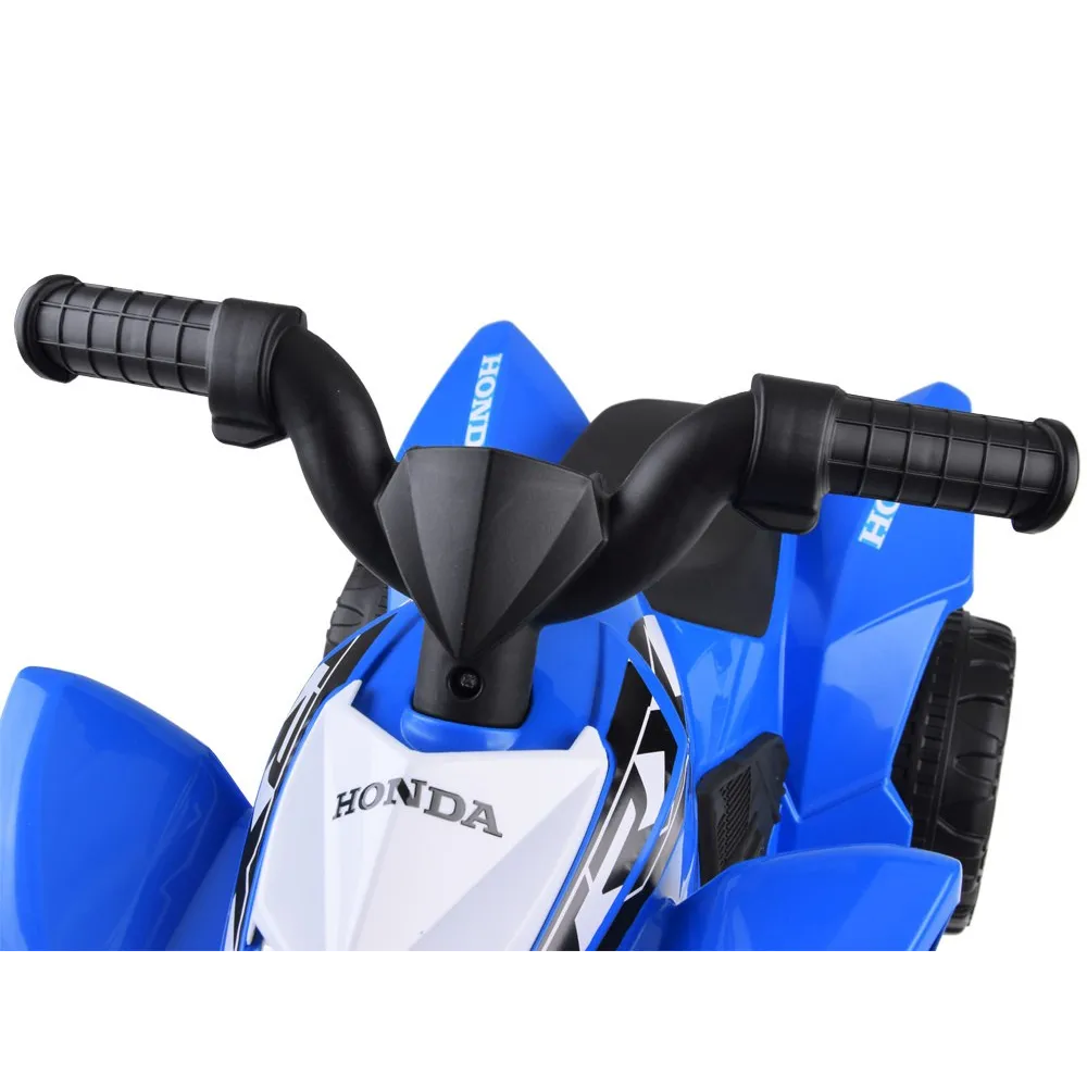 Dziecięcy quad HONDA ATV prezentowany w domu i na zewnątrz