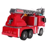 Pojazd strażacki z wysunietymi podpórkami na jasnym tle