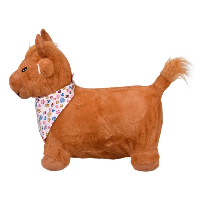 zbliżenie na mięciutką powierzchnię skoczka byka z kolorową apaszką