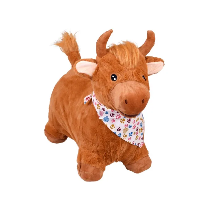 skoczek byk gotowy do zabawy z widocznymi rogami i pyszczkiem