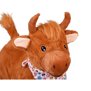 pompowany byk z rozwianą grzywą i jasną apaszką na szyi