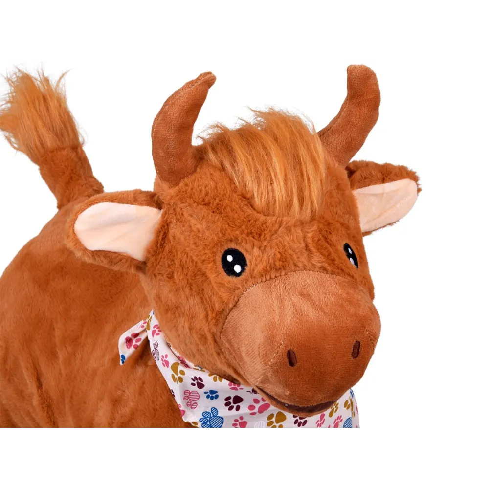 pompowany byk z rozwianą grzywą i jasną apaszką na szyi