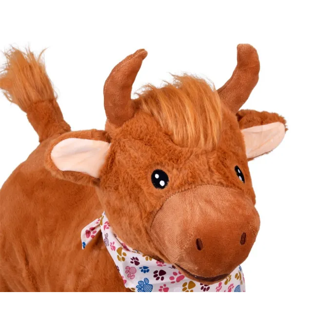 pompowany byk z rozwianą grzywą i jasną apaszką na szyi