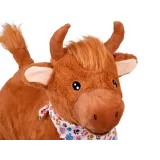 pompowany byk z rozwianą grzywą i jasną apaszką na szyi