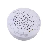 biało-beżowa owieczka wyświetlająca kolorowe gwiazdki