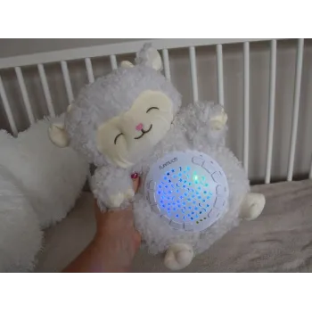 owca-projektor prezentująca rozświetlone gwiazdki w różnych kolorach