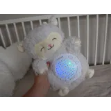 owca-projektor prezentująca rozświetlone gwiazdki w różnych kolorach